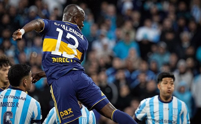 Enner Valencia anotó los tres goles de Boca contra Racing.
