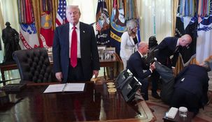Una de las fotos del año: el momento del desmayo de Gordon Findlay en la Casa Blanca.