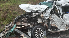 Dos de las personas que viajaban en la camioneta lograron sobrevivir al choque pero se encuentran en grave estado. Dos de las personas que viajaban en la camioneta lograron sobrevivir al choque pero se encuentran en grave estado.