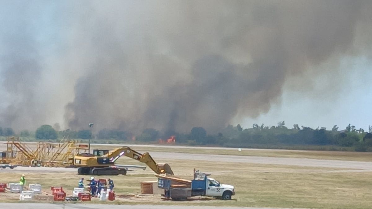 Por un incendio en los campos del Aeropuerto de Ezeiza, evalúan cancelar  los vuelos programados