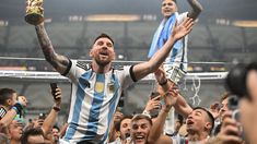 Messi levantó la copa en Qatar. Messi levantó la copa en Qatar.