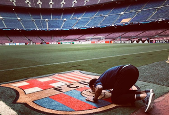 Dani Alves volvió al Barcelona y besó al escudo en el Camp Nou.&nbsp;