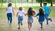 Jugar, moverse y compartir tiempo libre con otros es fundamental en la infancia. Jugar, moverse y compartir tiempo libre con otros es fundamental en la infancia.