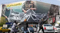 El mensaje El estrecho de Ormuz permanecerá cerrado en una valla publicitaria en Teherán, con soldados iraníes atrapando en una red a aviones y barcos militares estadounidenses. El mensaje El estrecho de Ormuz permanecerá cerrado en una valla publicitaria en Teherán, con soldados iraníes atrapando en una red a aviones y barcos militares estadounidenses.