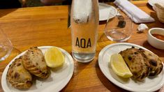 El bodegón barato de Buenos Aires con empanadas tucumanas y ojo de bife con chimi. El bodegón barato de Buenos Aires con empanadas tucumanas y ojo de bife con chimi.