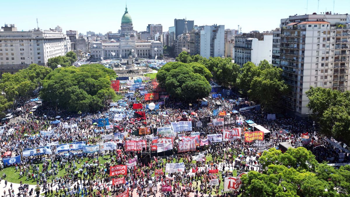 Minuto a minuto, así fue la multitudinaria marcha al Congreso en rechazo a  las medidas del Gobierno