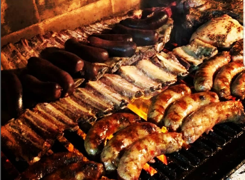 Sea con familia o amigos, el domingo los argentinos estaremos de fiesta y necesitaremos comida para disfrutar del partido. Analizamos los precios de la carne y achuras para el almuerzo.