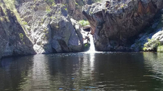 El sonido del agua y la tranquilidad del monte invitan a vivir una jornada inolvidable lejos de la rutina cotidiana.