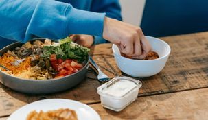Las investigaciones en nutrición y las guías alimentarias actuales coinciden en que no solo importa qué se come, sino también cómo se come. &nbsp;