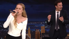 La artista deslumbró a Jimmy Fallon con sus imitaciones.