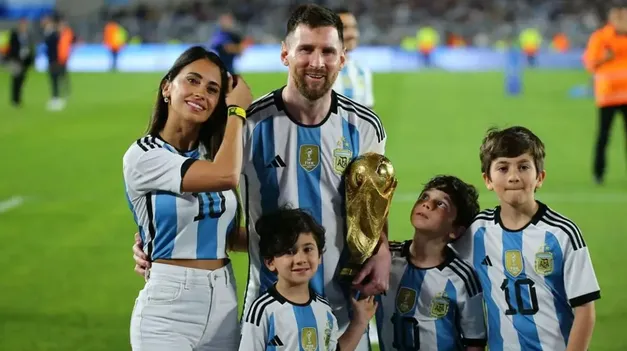 La familia del 10 y Anto Roccuzzo en la copa de Qatar 2022.