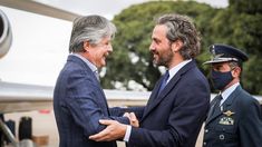 El mandatario ecuatoriano saluda al canciller argentino.