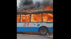 Uncolectivo de la línea 21 se incendió en plena autopista Panamericana Uncolectivo de la línea 21 se incendió en plena autopista Panamericana