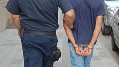 Detuvieron a un futbolista durante un partido por tentativa de homicidio. Detuvieron a un futbolista durante un partido por tentativa de homicidio.