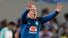 Dorival Júnior, de 62 años, en la cuerda floja tras la goleada histórica sufrida en el Monumental. Dorival Júnior, de 62 años, en la cuerda floja tras la goleada histórica sufrida en el Monumental.