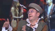 Con un look particular, acudió al canal y continuó lo que empezó hace unos días. Con un look particular, acudió al canal y continuó lo que empezó hace unos días.