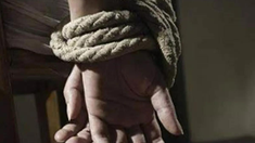 Durante tres horas y, mediante testimonios, la trama sigue a aquellas personas ya adultas que experimentaron años de tortura de manera trágica.