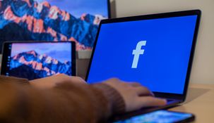Facebook publicó anuncios antivacunas.