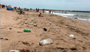 Regalan hamburguesas a quienes junten basura en las playas de Mar del Tuyú y Mar del Plata