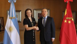 La foto del encuentro entre Diana Mondino y Wang Wei.