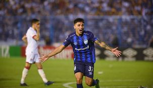 Mateo Coronel grita el 1-0 parcial de Atlético Tucumán.