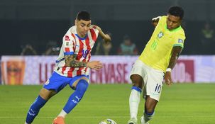 Miguel Almirón, de Paraguay, pelea el balón con Rodrygo, una de las figuras de Brasil. Miguel Almirón, de Paraguay, pelea el balón con Rodrygo, una de las figuras de Brasil.