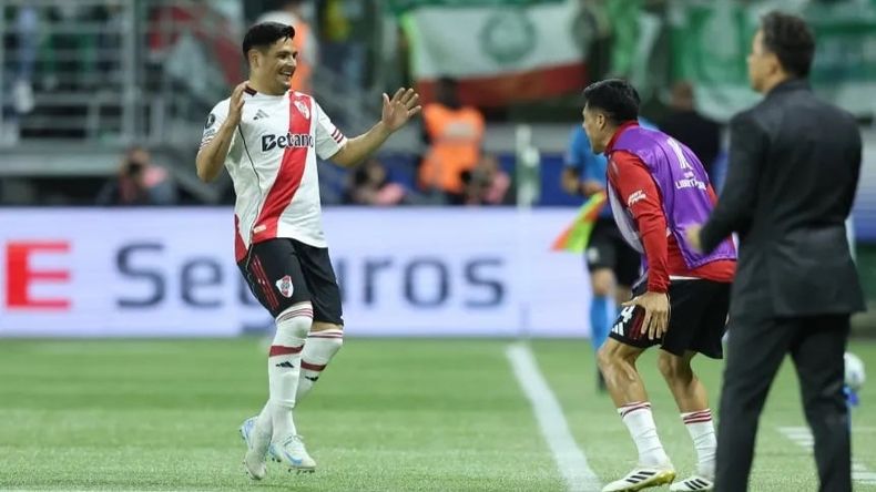Salas festeja con Enzo P&eacute;rez el gol de River.