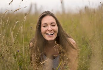 C5N | Mujer risa feliz naturaleza