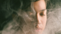 El eucalipto es conocido principalmente por sus propiedades medicinales y aromáticas, pero en algunos círculos esotéricos y tradiciones colectivas, también se le atribuyen ciertas propiedades simbólicas o esotéricas.&nbsp;