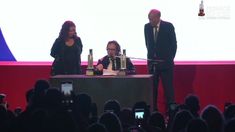 Agradezco a todos este reconocimiento y quiero dedicárselo a alguien que lo recibió en su momento: a mi gran amiga Mercedes Sosa, dijo Charly García al recibir su premio Konex de Brillante. Agradezco a todos este reconocimiento y quiero dedicárselo a alguien que lo recibió en su momento: a mi gran amiga Mercedes Sosa, dijo Charly García al recibir su premio Konex de Brillante.