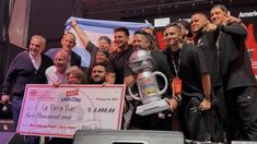 Los ganadores en pleno festejo. Los ganadores en pleno festejo.