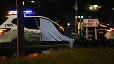 Escalofriante crimen en España: mató a su papá, lo decapitó con un hacha y jugó con su cabeza al fútbol Escalofriante crimen en España: mató a su papá, lo decapitó con un hacha y jugó con su cabeza al fútbol