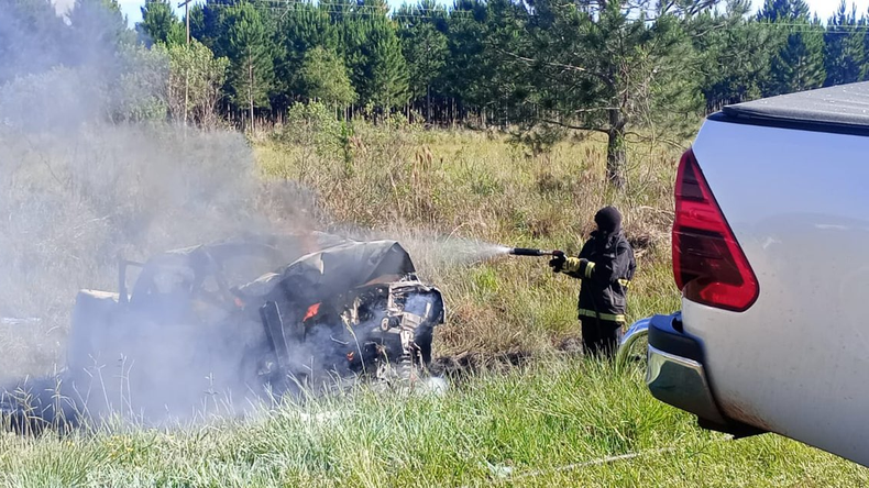 Una de las camionetas explotó por el impacto y sus ocupantes murieron calcinados. Una de las camionetas explotó por el impacto y sus ocupantes murieron calcinados.