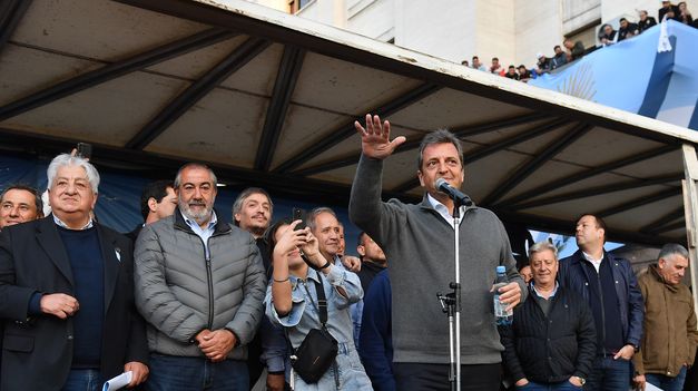 Massa junto a la cúpula de la CGT.