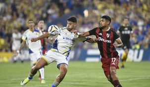 Alejo Veliz intenta cubrir la pelota ante la marca de Paulo Díaz.