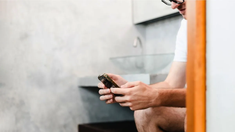 El 66% de los participantes del estudio utilizaba su dispositivo móvil en el baño. El 66% de los participantes del estudio utilizaba su dispositivo móvil en el baño.