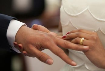 La Asignación por Matrimonio (APU) es un beneficio único que ANSES otorga a las parejas que contraen matrimonio. La Asignación por Matrimonio (APU) es un beneficio único que ANSES otorga a las parejas que contraen matrimonio.