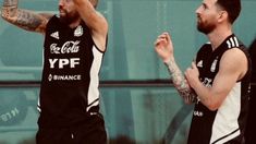 Messi exhibió puntería para lanzar al aro. Messi exhibió puntería para lanzar al aro.