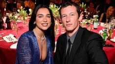 Dua Lipa eligió un cojunto sastrero con falda midi total withe y blazer entallado.