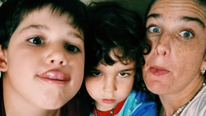 Juana mostró cómo hizo para decirles a los nenes que se agranda la familia. Juana mostró cómo hizo para decirles a los nenes que se agranda la familia.