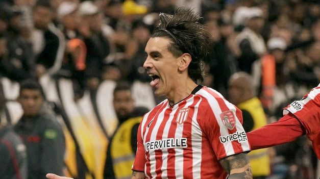 Alexis Castro festeja el tanto agónico.