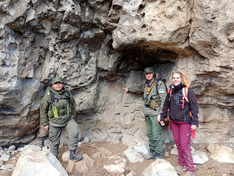 Los gendarmes encontraron una misteriosa formación rocosa en la zona de Pilcaniyeu, y constataron que no había ningún registro catastral en la región por lo que avisaron a las autoridades de preservación patrimonial. 