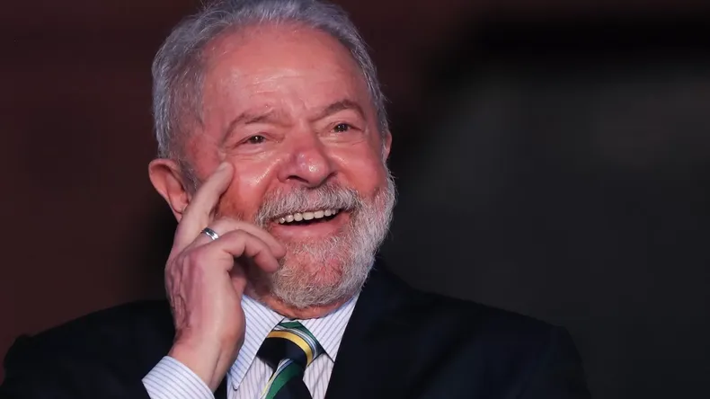 Lula ya puede caminar y mantener reuniones.
