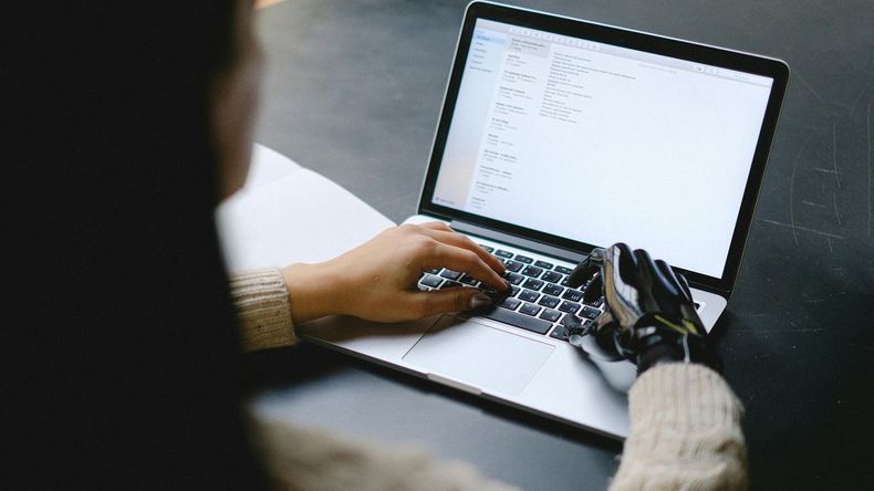 La curiosidad por saber cómo lucirá el ser humano dentro de mil años ha sido una constante a lo largo de la historia, y ahora la Inteligencia Artificial ofrece nuevas herramientas para explorar esta incógnita. 