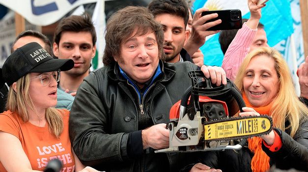 Milei haciendo campaña con la motosierra.
