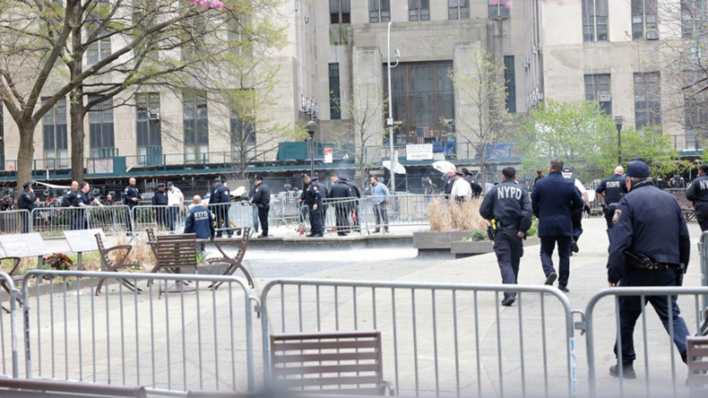 Un hombre se inmoló frente al tribunal que juzga a Donald Trump en Nueva York