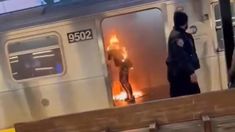 Según testigos, el hombre se acercó a la mujer que dormía en el subte en Brooklyn y prendió fuego su ropa. Según testigos, el hombre se acercó a la mujer que dormía en el subte en Brooklyn y prendió fuego su ropa.