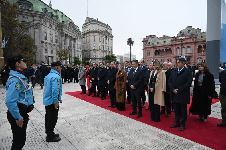 Jorge Macri encabezó el izamiento de la bandera argentina.