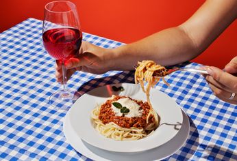 Un simple comentario sobre un plato de mostacholes con salsa blanca y vino generó una ola de opiniones sobre cuál es la mejor bebida para acompañar la comida.