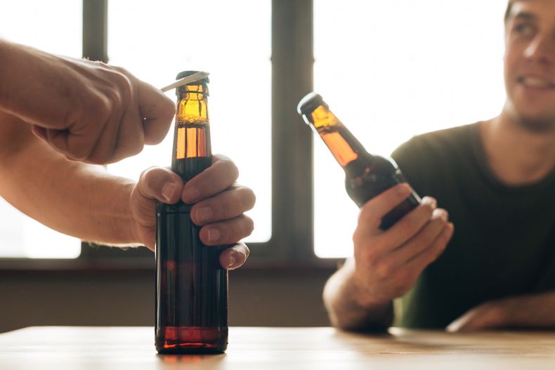 Los expertos advierten sobre los peligros de los atracones de alcohol.